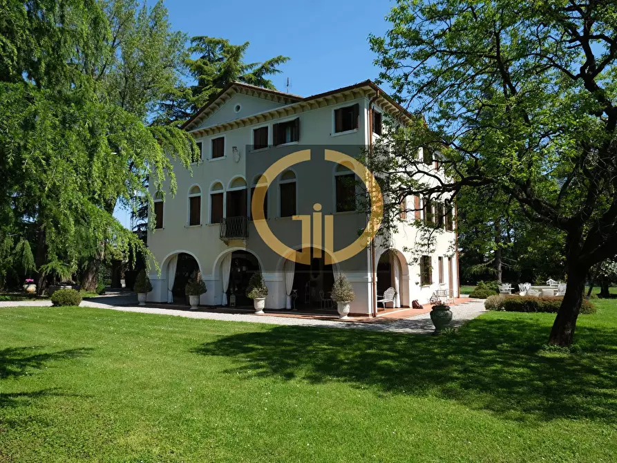 Immagine 1 di Villa in vendita  in Via del Pegorile a Treviso