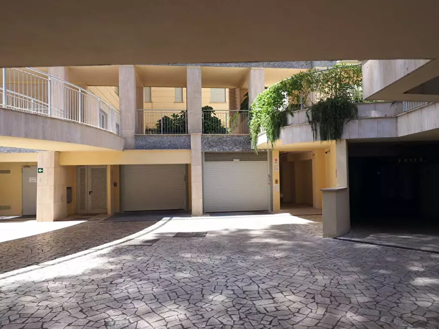 Immagine 3 di Box auto in affitto  in Piazza Albania a Roma