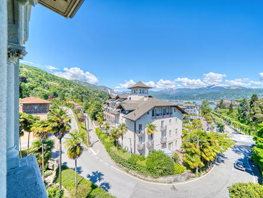 Immagine 5 di Villa in vendita  in via volta a Verbania