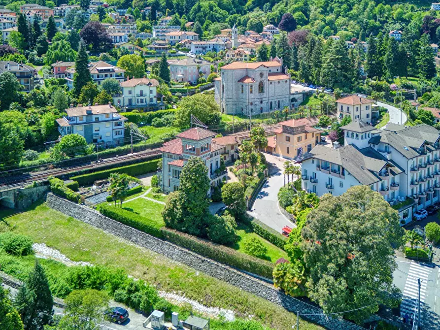 Immagine 10 di Villa in vendita  in via volta a Verbania