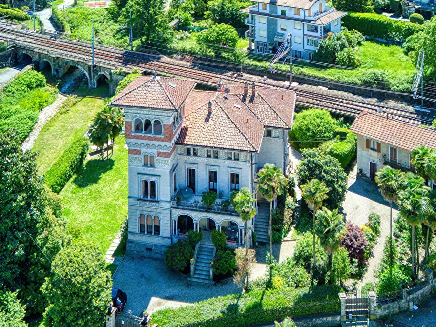 Immagine 2 di Villa in vendita  in via volta a Verbania