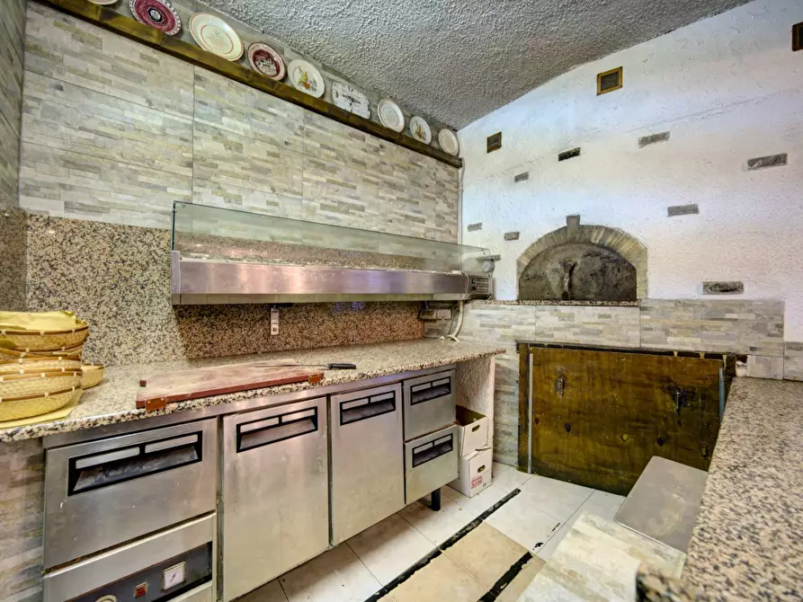 Immagine 21 di Locale commerciale in vendita  in Via Nazionale a Pinerolo