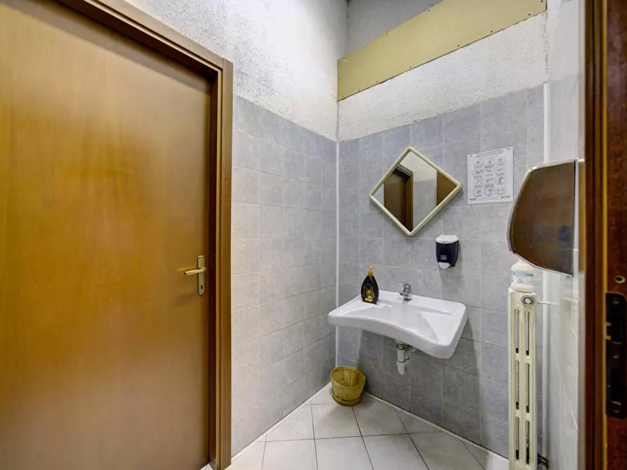 Immagine 24 di Locale commerciale in vendita  in Via Nazionale a Pinerolo