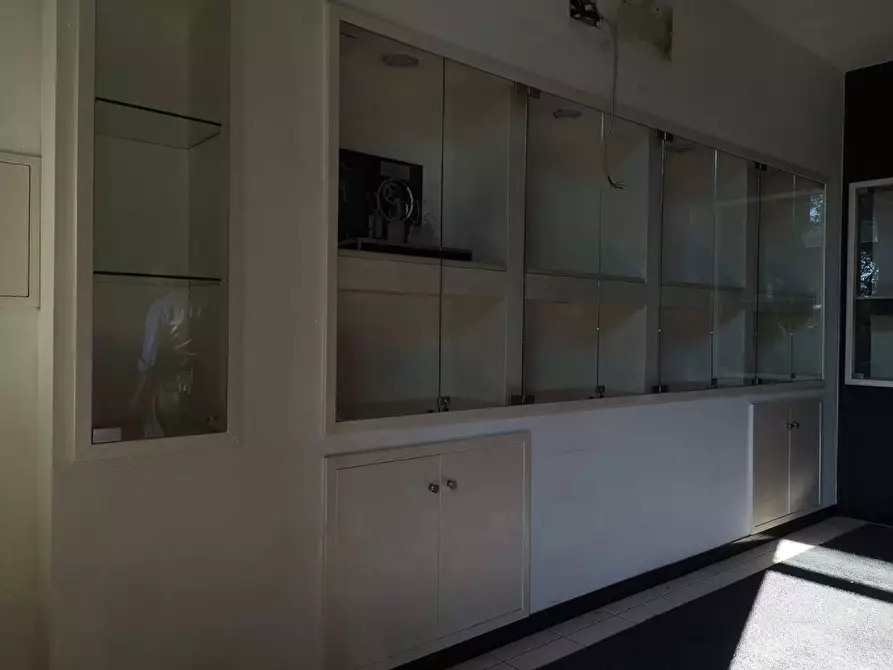 Immagine 9 di Locale commerciale in affitto  in via Amendola a Calcinaia