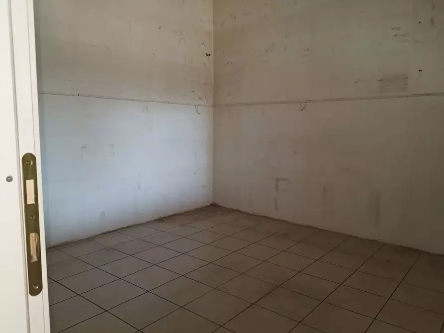 Immagine 10 di Locale commerciale in affitto  in via Amendola a Calcinaia