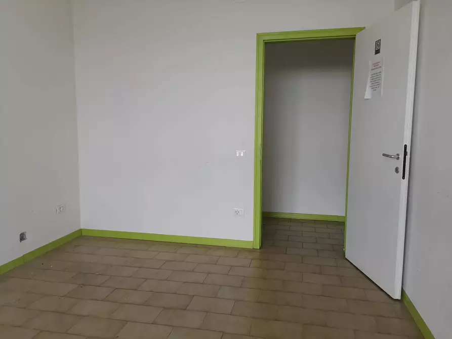 Immagine 5 di Locale commerciale in affitto  in via Tosco Romagnola a Calcinaia