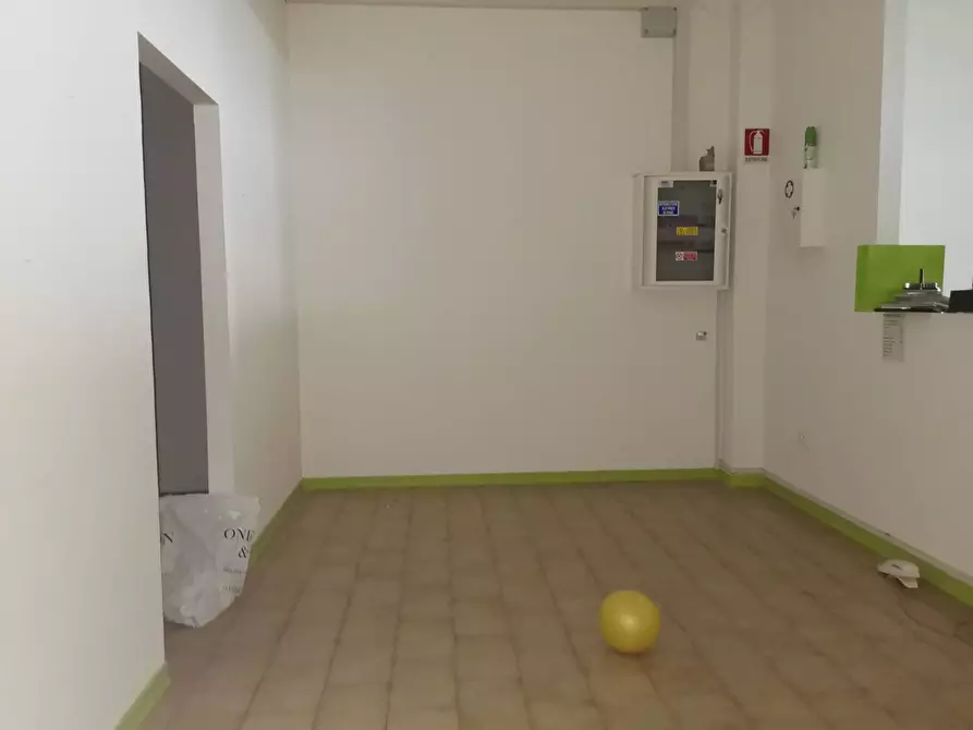 Immagine 10 di Locale commerciale in affitto  in via Tosco Romagnola a Calcinaia