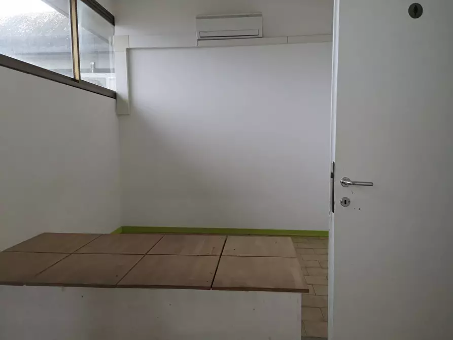 Immagine 17 di Locale commerciale in affitto  in via Tosco Romagnola a Calcinaia