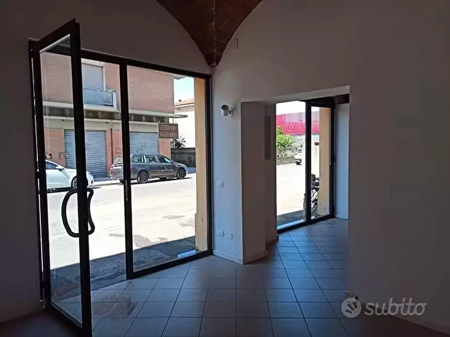 Immagine 4 di Locale commerciale in vendita  in Via Fiorentina a Pontedera