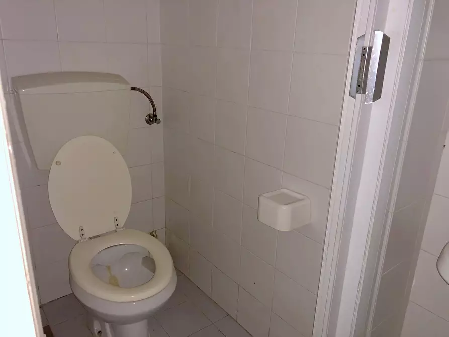 Immagine 3 di Locale commerciale in vendita  in Corso Matteotti a Pontedera