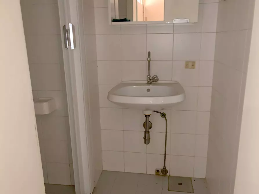 Immagine 4 di Locale commerciale in vendita  in Corso Matteotti a Pontedera