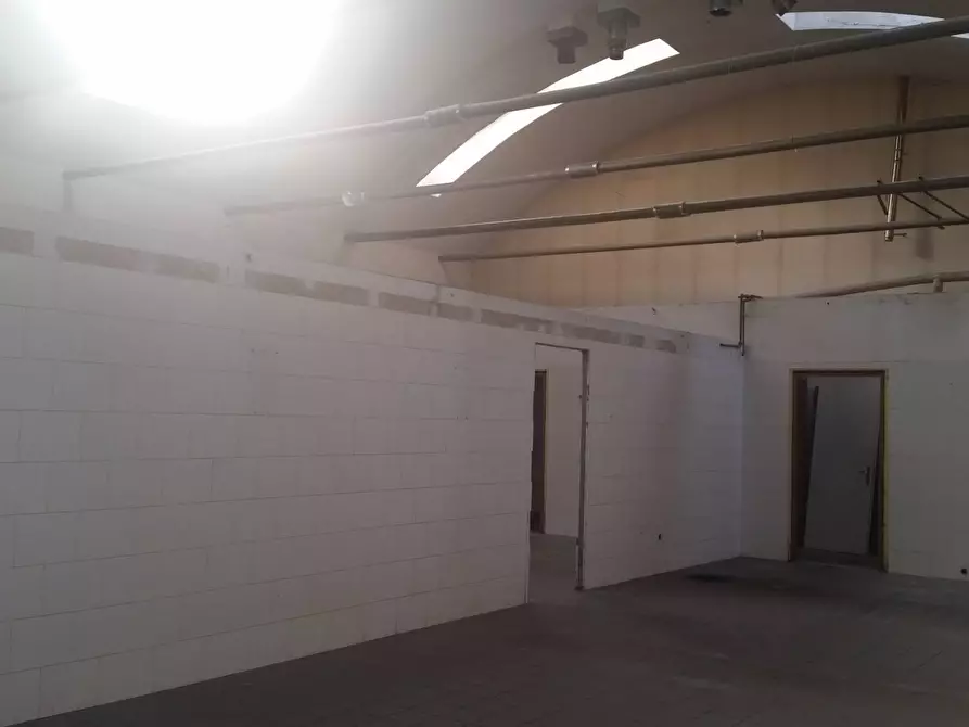 Immagine 3 di Locale commerciale in vendita  in via valdera a Ponsacco