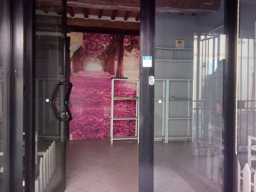 Immagine 1 di Attività commerciale in affitto  in corso giacomo matteotti a Ponsacco