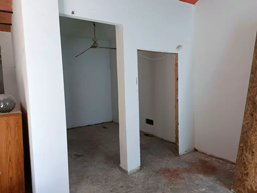 Immagine 2 di Locale commerciale in affitto  in via vittorio veneto a Crespina Lorenzana