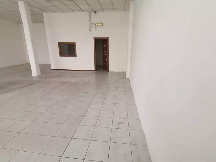 Immagine 2 di Locale commerciale in affitto  in via Amendola a Calcinaia