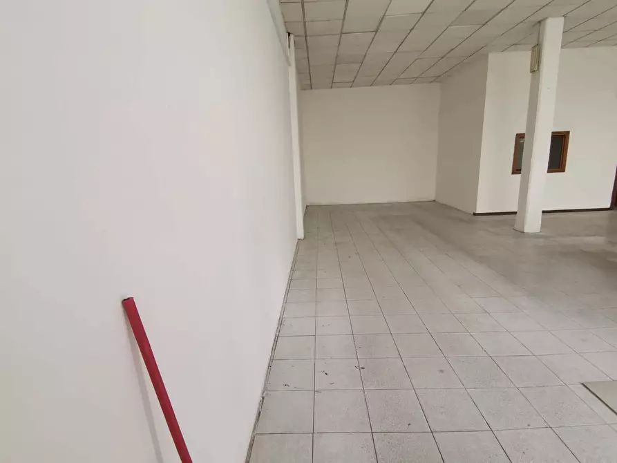 Immagine 3 di Locale commerciale in affitto  in via Amendola a Calcinaia