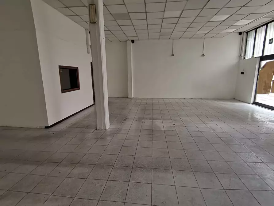 Immagine 4 di Locale commerciale in affitto  in via Amendola a Calcinaia