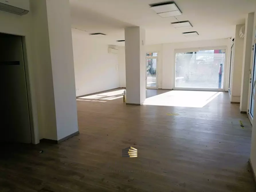 Immagine 5 di Locale commerciale in vendita  in VIALE DELL'UNITA' D'ITALIA a Chieti