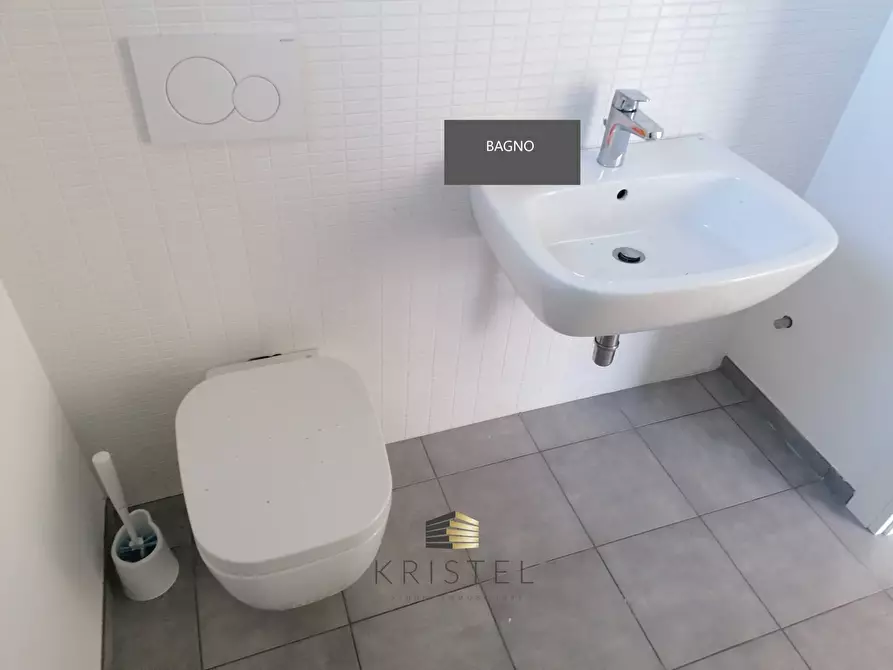 Immagine 8 di Locale commerciale in vendita  in VIALE DELL'UNITA' D'ITALIA a Chieti