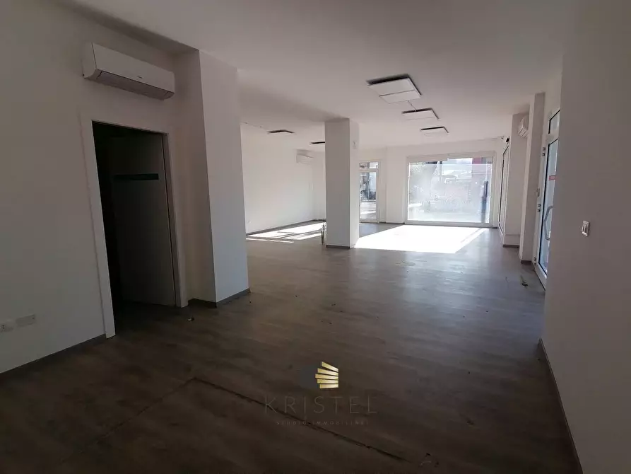 Immagine 4 di Locale commerciale in vendita  in VIALE DELL'UNITA' D'ITALIA a Chieti