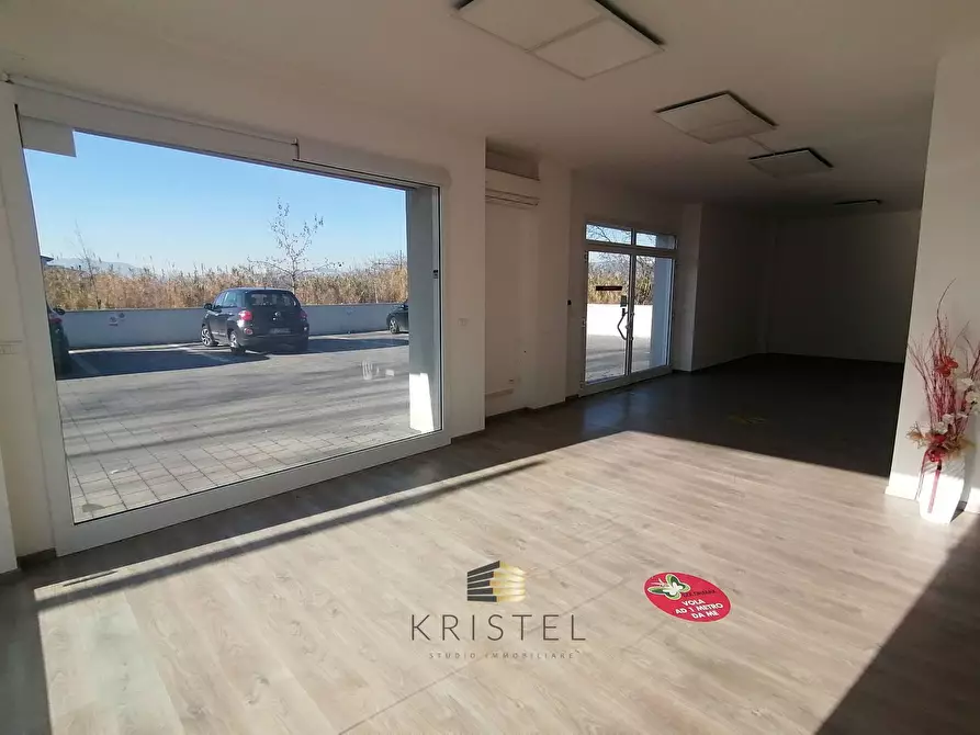 Immagine 2 di Locale commerciale in vendita  in VIALE DELL'UNITA' D'ITALIA a Chieti