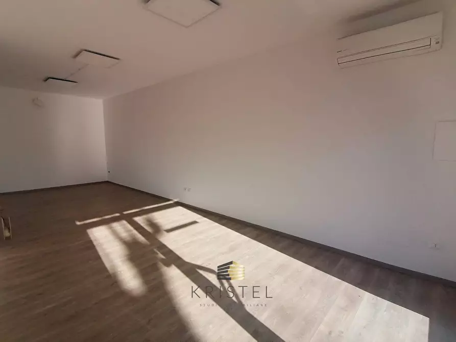 Immagine 9 di Locale commerciale in vendita  in VIALE DELL'UNITA' D'ITALIA a Chieti