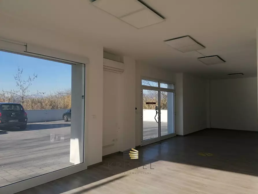 Immagine 10 di Locale commerciale in vendita  in VIALE DELL'UNITA' D'ITALIA a Chieti