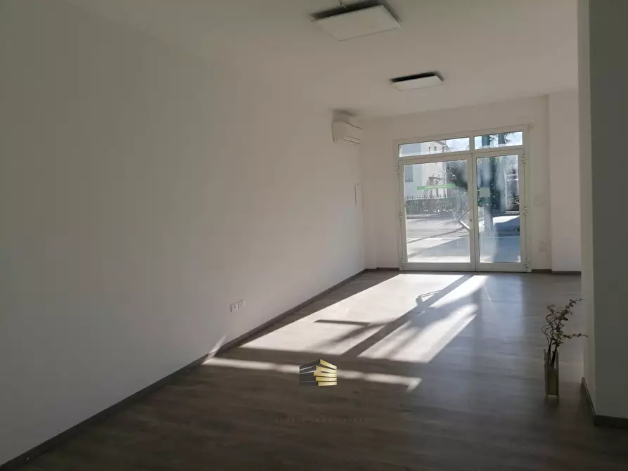 Immagine 11 di Locale commerciale in vendita  in VIALE DELL'UNITA' D'ITALIA a Chieti