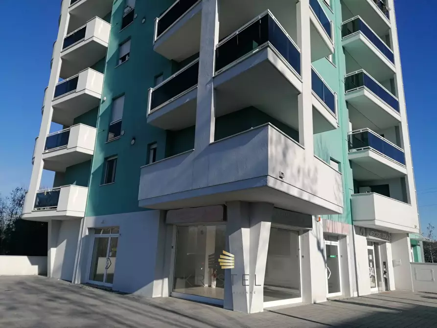 Immagine 12 di Locale commerciale in vendita  in VIALE DELL'UNITA' D'ITALIA a Chieti