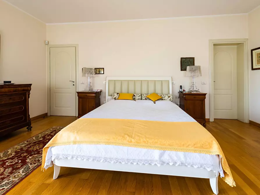 Immagine 21 di Villa in vendita  in P. Farinati a Garda