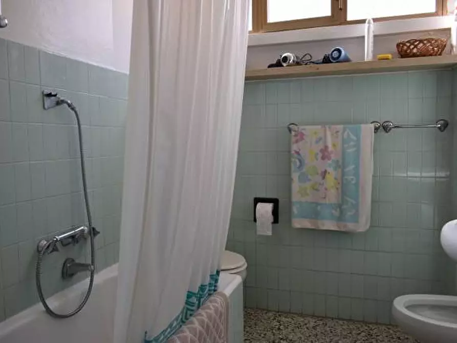 Immagine 21 di Appartamento in vendita  in VIA MIRABELLO a Bardolino