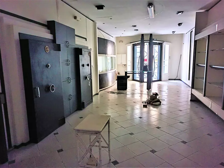 Immagine 3 di Locale commerciale in vendita  in via vittorio veneto a Pontedera