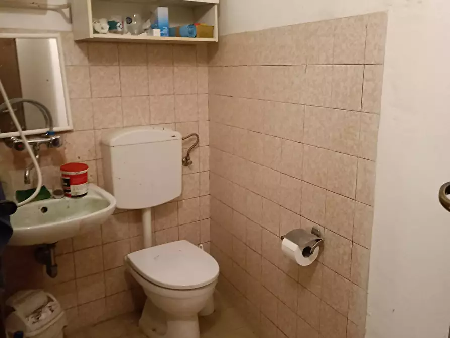 Immagine 7 di Locale commerciale in vendita  in viale italia a Pontedera