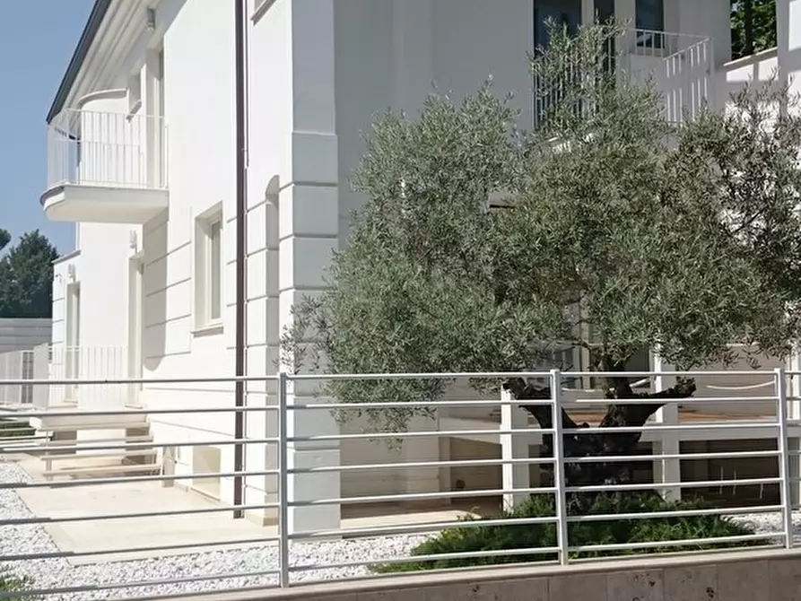 Immagine 2 di Villa in vendita  a Camaiore