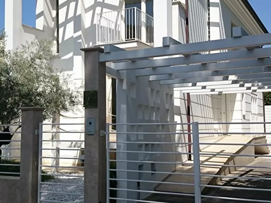 Immagine 3 di Villa in vendita  a Camaiore