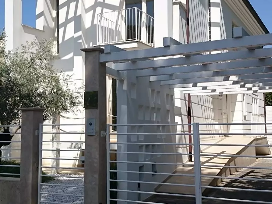 Immagine 12 di Villa in vendita  a Camaiore