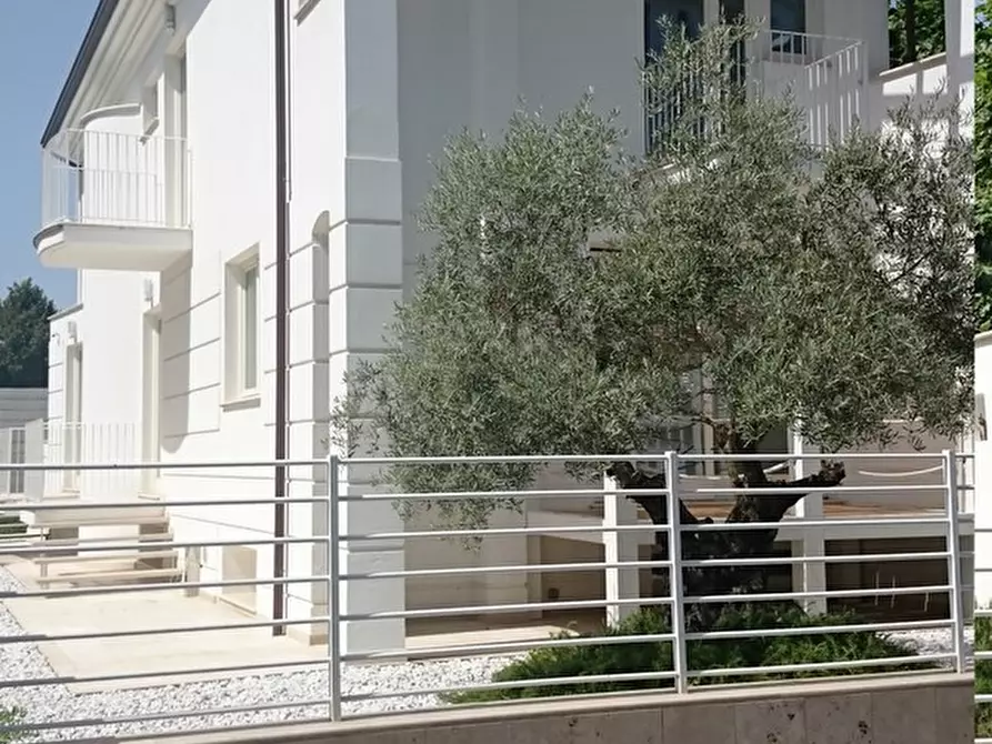 Immagine 14 di Villa in vendita  a Camaiore