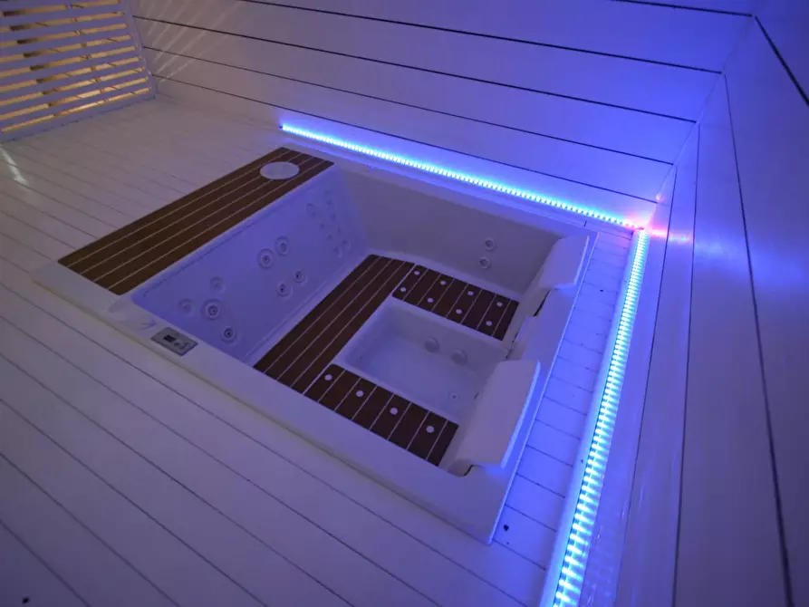 Immagine 23 di Villa in vendita  a Camaiore