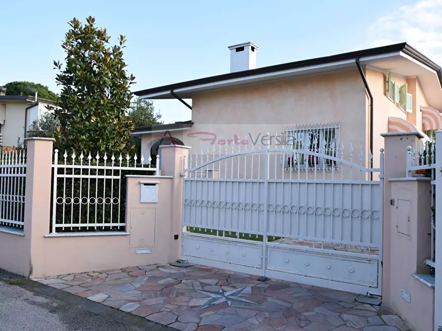 Immagine 2 di Villa in affitto  a Forte Dei Marmi
