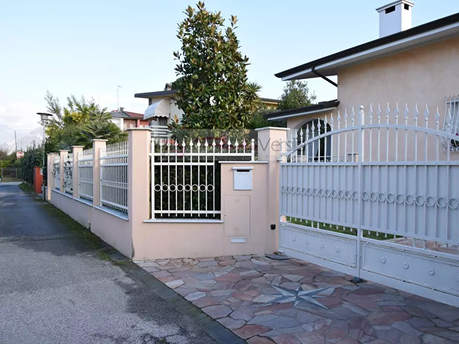 Immagine 3 di Villa in affitto  a Forte Dei Marmi