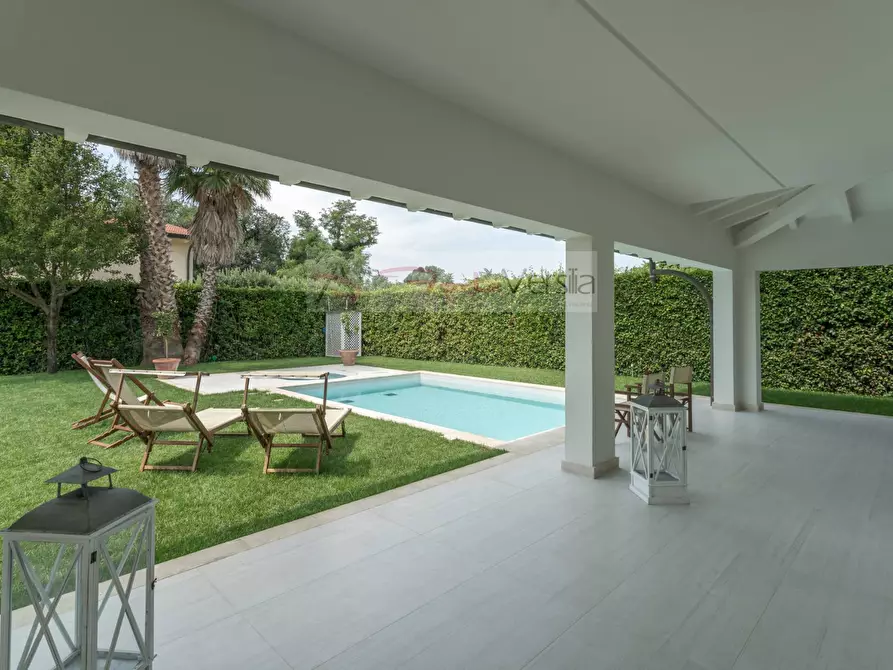 Immagine 1 di Villa in vendita  a Forte Dei Marmi