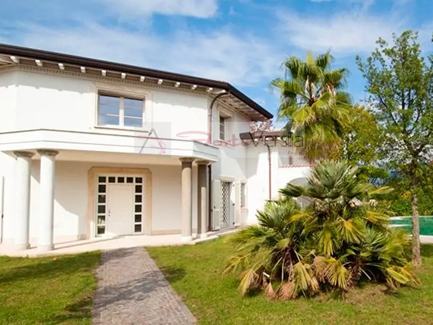 Immagine 6 di Villa in vendita  a Forte Dei Marmi