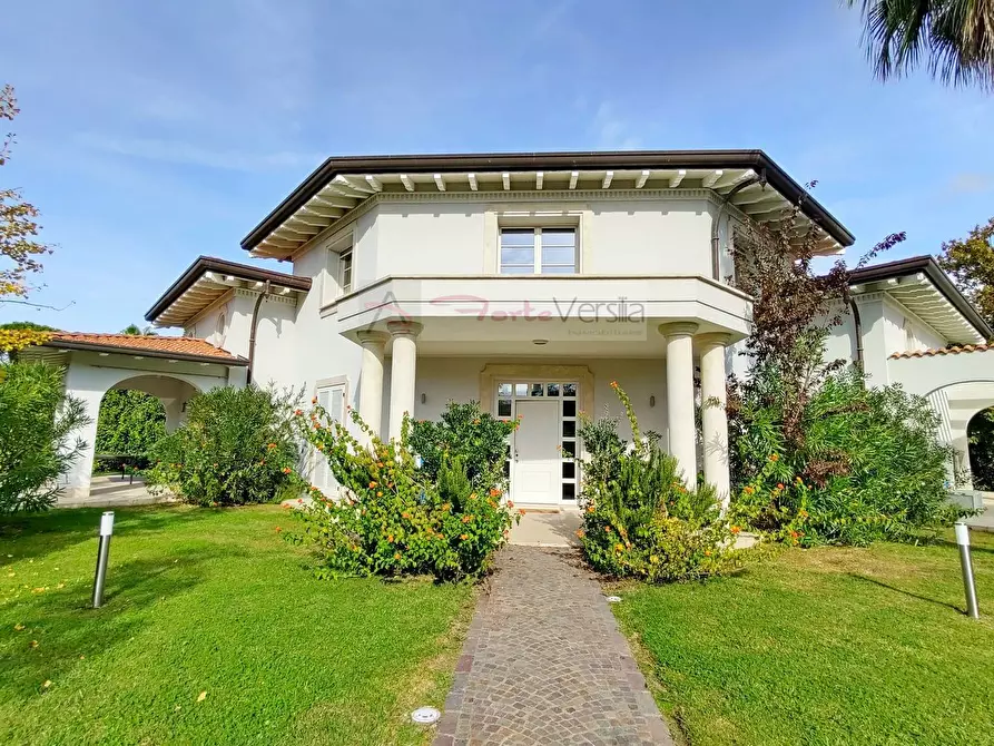 Immagine 2 di Villa in vendita  a Forte Dei Marmi