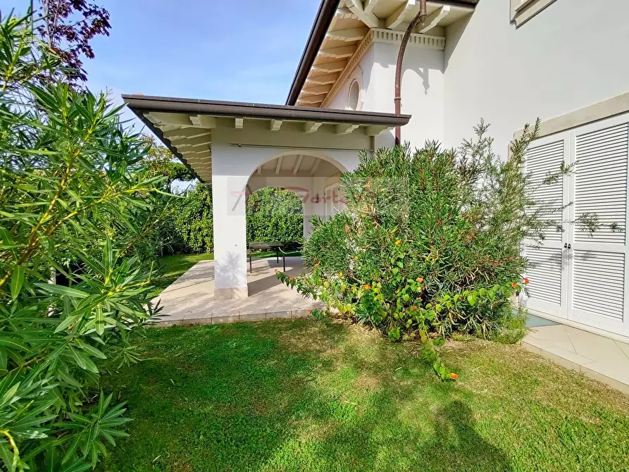 Immagine 5 di Villa in vendita  a Forte Dei Marmi
