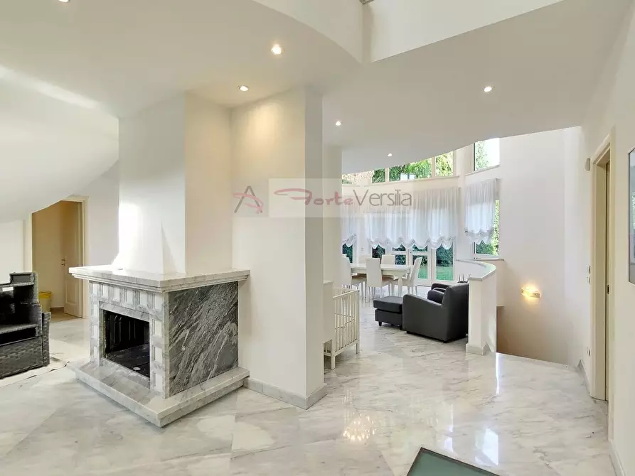 Immagine 11 di Villa in vendita  a Forte Dei Marmi