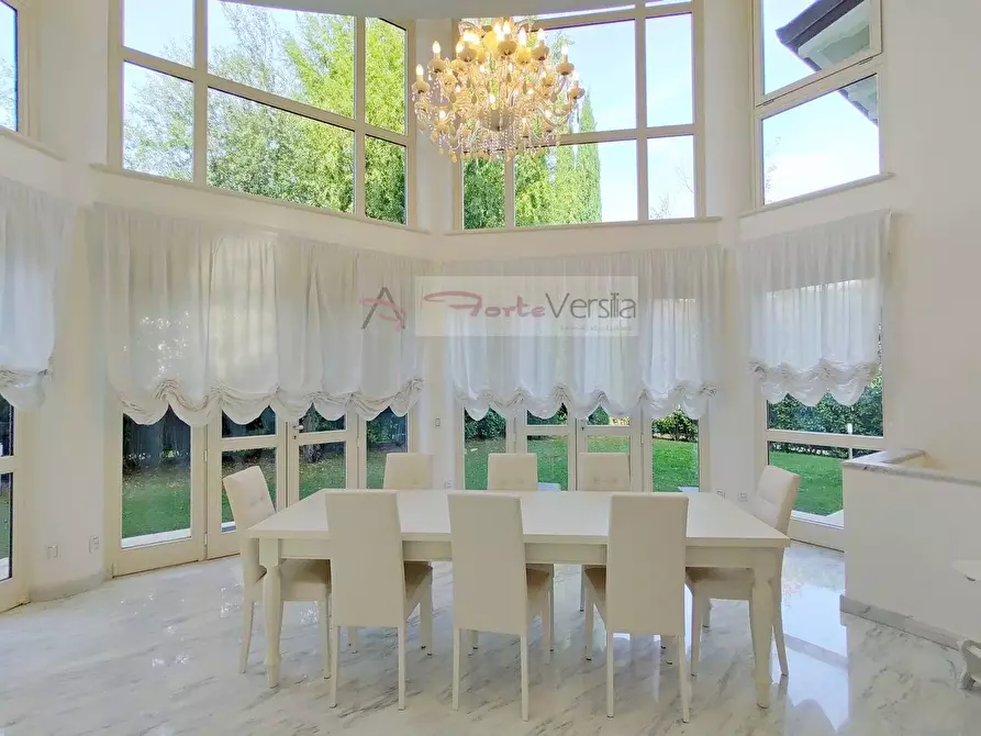 Immagine 3 di Villa in vendita  a Forte Dei Marmi