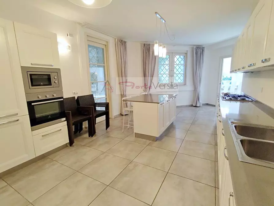 Immagine 18 di Villa in vendita  a Forte Dei Marmi