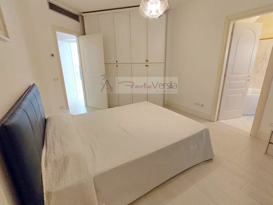 Immagine 21 di Villa in vendita  a Forte Dei Marmi