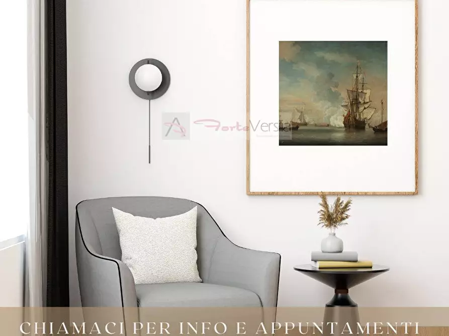 Immagine 2 di Locale commerciale in vendita  a Pietrasanta