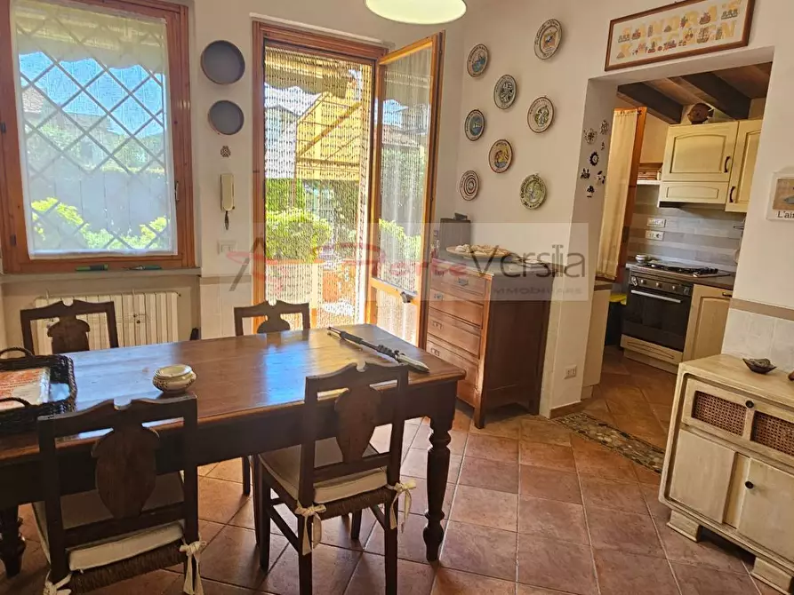 Immagine 11 di Villa in vendita  a Montignoso